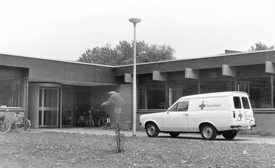 828163 Gezicht op de entree van de Bloedbank van het Nederlandse Rode Kruis (Rubenslaan 190) te Utrecht, met rechts de ...